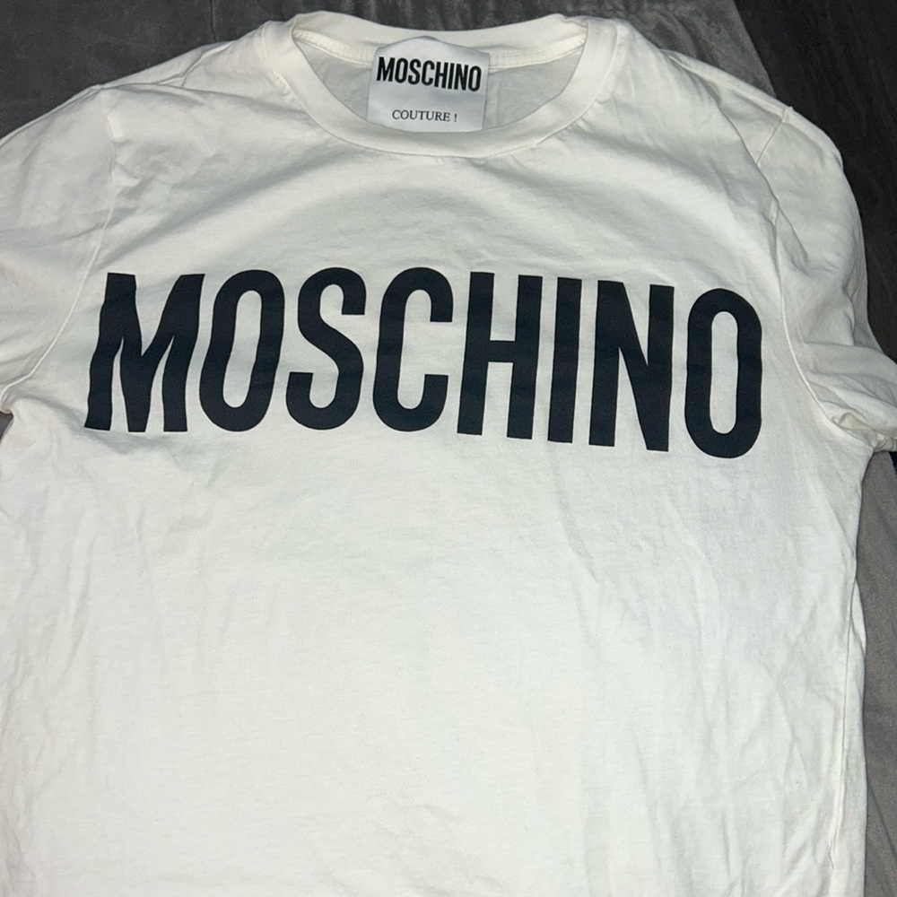 Classic Moschino T shirt medium